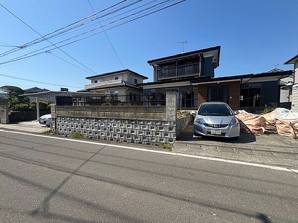 【外観】駐車スペースは3台分！前道は5.3ｍと広いです