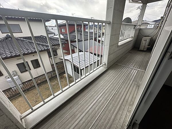 【バルコニー】あたたかな朝日が差し込むバルコニー