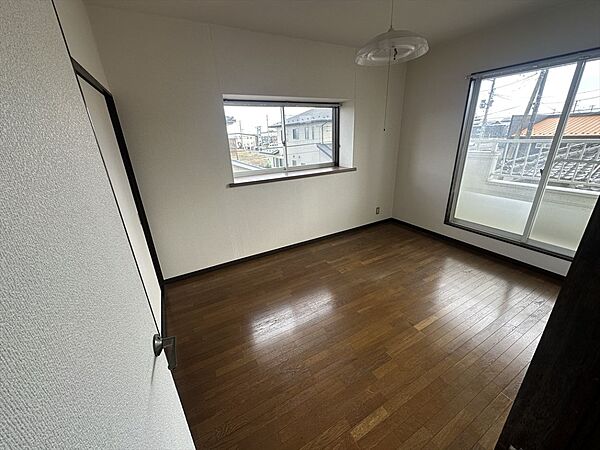 【洋室】収納たっぷりなのでお部屋をスッキリ整頓できます♪