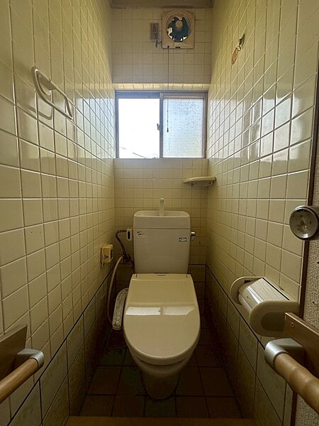 【トイレ】トイレには快適な温水洗浄便座付き