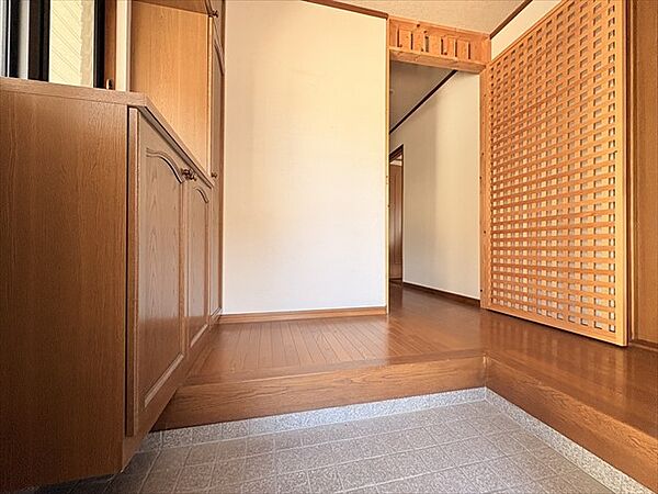 【玄関】自然光が入る明るい玄関♪