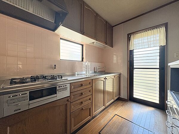 【キッチン】吊り棚付きなので、収納に大助かり