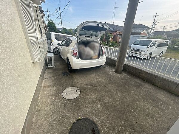 ◆外観｜駐車スペース完備で、車をお持ちの方にも安心の住環境