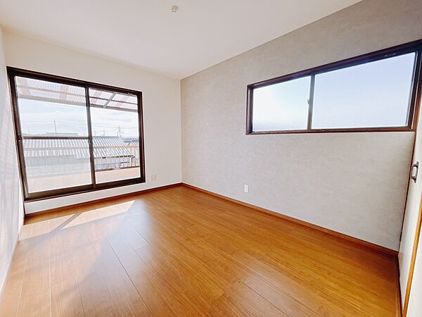 【洋室】2階のお部屋です。大きな窓があるので、日当たり風通し良好です〇