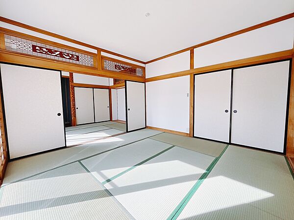 畳の表替え、襖や壁紙を張り替えを行い、居心地の良い和室になりました♪