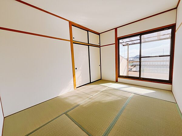 【和室】2階にも和室がございます。バルコニーへ出入りができます。