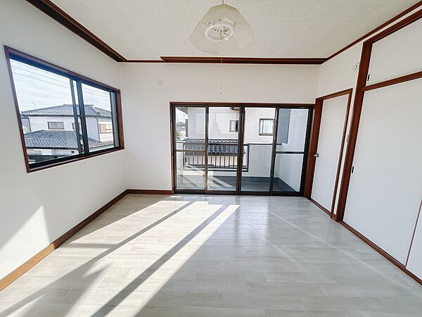 *. 2階洋室 .*　朝日が入る南東角お部屋です。