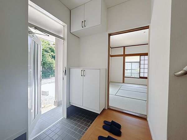 【玄関】自然光が入る明るい玄関。下駄箱を入れ替えました♪