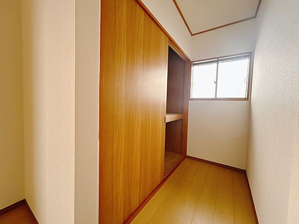 【収納】西側の収納部屋には季節物などが収納できます♪