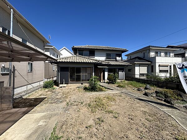 【外観】ひろーいお庭ではBBQやガーデニングも楽しめます♪   ※コンテナや仮設トイレなど撤去致します