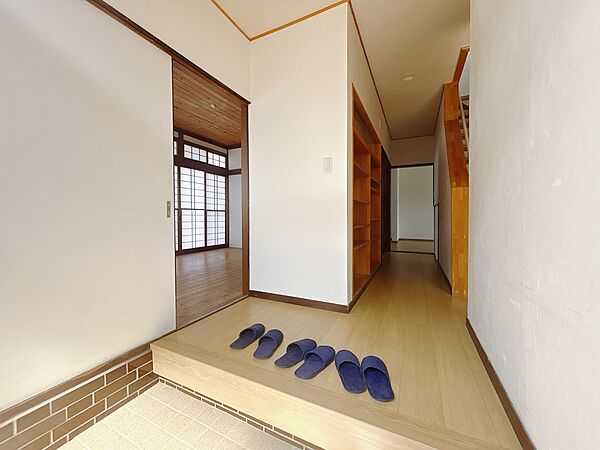 【玄関】自然光が入る明るい玄関。