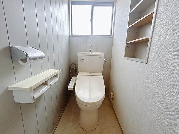 【トイレ】窓があるので換気もらくらく。