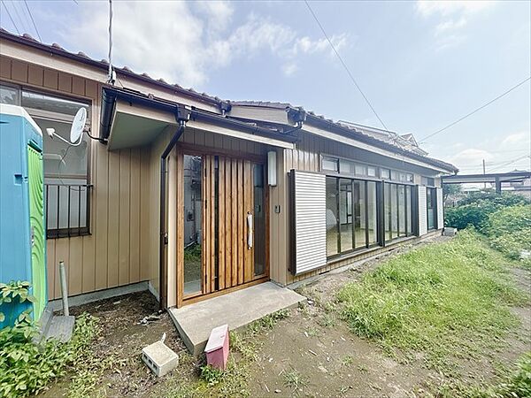 *. 外観 .*  玄関ドア交換しました。※リフォーム中写真