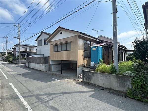 【外観】駐車は余裕を持って行えます。※リフォーム中写真