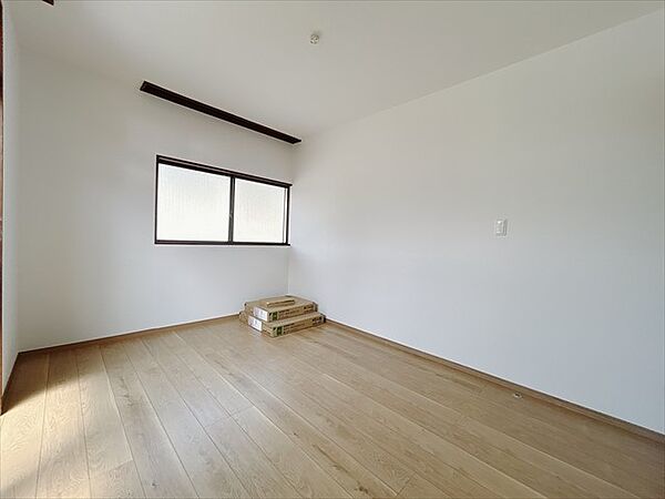 【洋室】日当たりの良いお部屋です。※リフォーム中写真