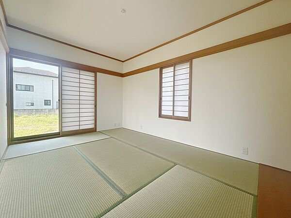 【和室】壁紙を張り替えました。張り替えた襖と、表替えした畳を入れました♪