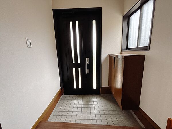【玄関】自然光が入る明るい玄関♪