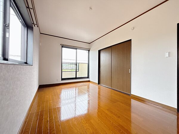 【洋室】引き戸を撤去すれば、1つの大きなお部屋として使用可能です♪