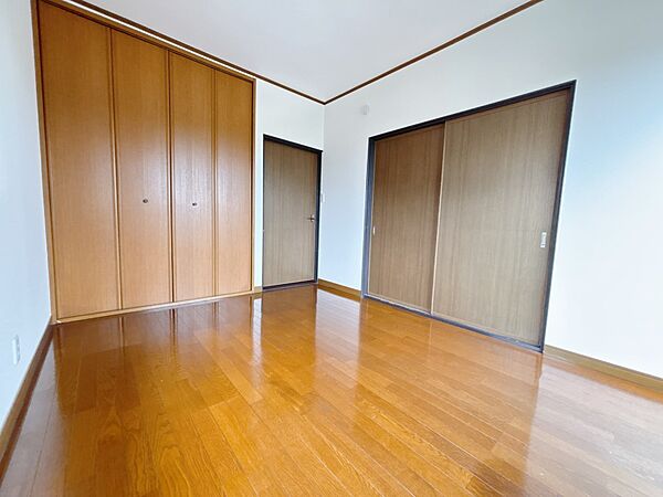 【洋室】お洋服の収納に嬉しいクローゼット付き♪