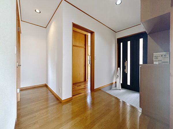 【玄関ホール】床や壁紙を張り替えました