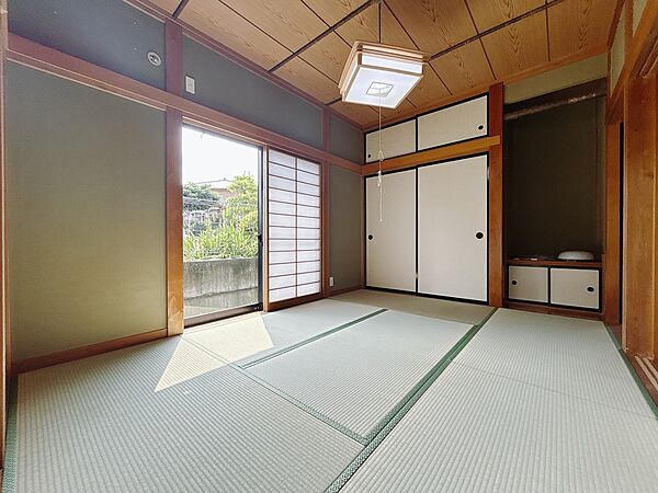 【和室】日当たりの良い、くつろげる和室。