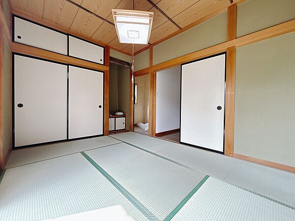 *. 1階和室 .*　優しい光の入るお部屋です。