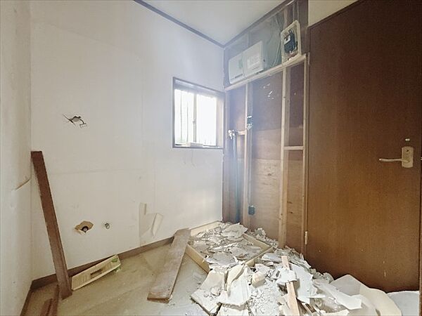 【洗面台】三面鏡になっているので、身支度に大助かり※リフォーム中写真