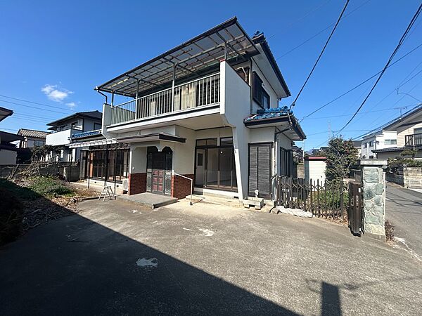 【外観】駐車部分はコンクリートが敷いてあるため、雨の日でも足元がドロドロになりません※リフォーム前写真