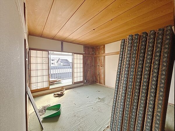 【和室】押入にはお布団や季節物などが収納できます※リフォーム中写真