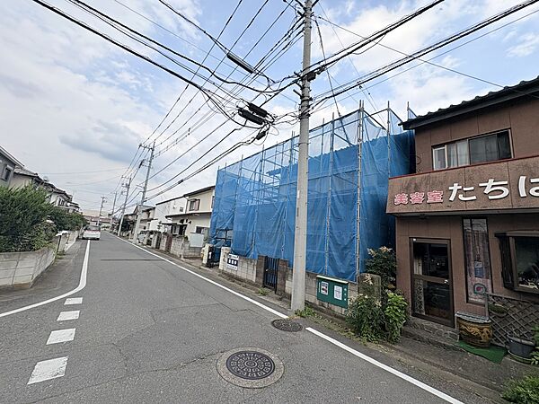 【接道】幅員が5.8ｍあり、車通りが少ないため、駐車楽々です。※リフォーム中の写真
