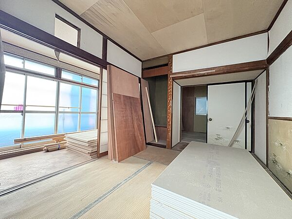 【和室】表替を行った畳を入れます♪  ※リフォーム中写真