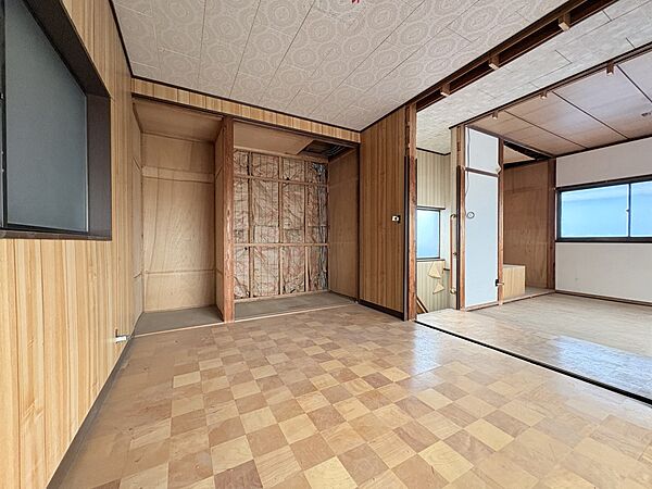 【洋室】窓からたっぷり光が入ります♪※リフォーム中の写真
