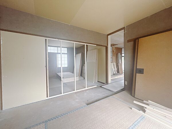 【和室】表替を行った畳を入れます♪  ※リフォーム中写真