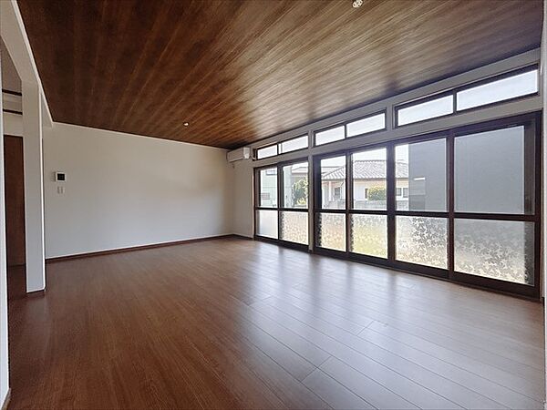 【リフォーム後：リビング】天井の木目がおしゃれで心地よい空間になりました♪※2026年5月撮影