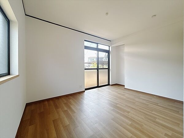 【リフォーム後：洋室】日当たりのよい2面窓のお部屋です♪※2026年5月撮影