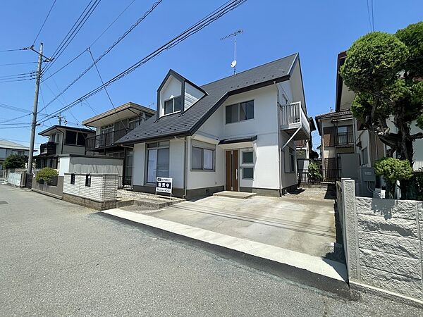 【リフォーム後：外観】落ち着いた住宅街の一角に位置し、静かな暮らしを求める方におすすめです