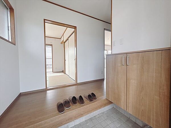 【玄関】自然光が入る明るい玄関♪
