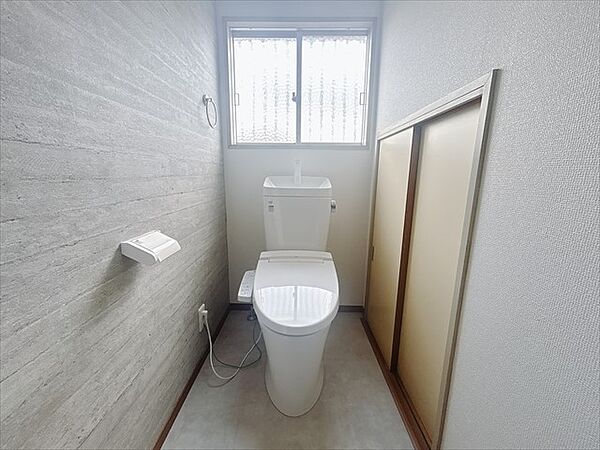 【リフォーム後：内観】窓のある明るいトイレスペース♪