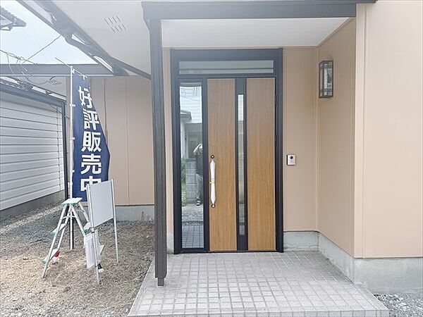 *. 外観 .*  玄関ドア交換しました。