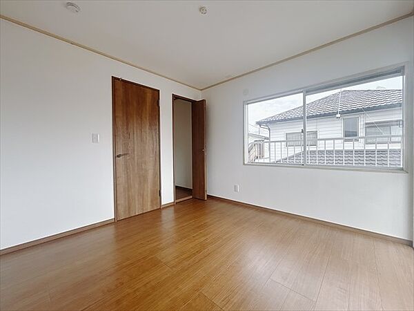 【リフォーム後：内観】大きい窓のある2階のお部屋♪