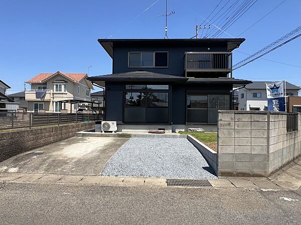 【外観：リフォーム完了】落ち着いた住宅街の一角に位置し、静かな暮らしを求める方におすすめです