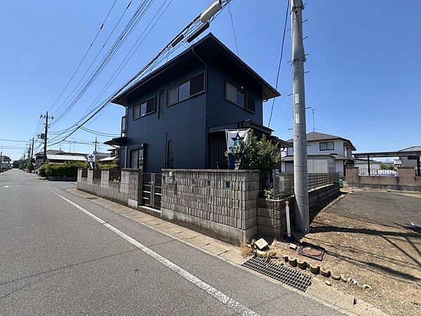 【外観：リフォーム完了】両隣との距離も適度で、窮屈さを感じにくい配置が魅力♪