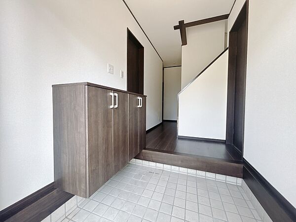 *. 玄関 .*  靴で散らかりがちな玄関も、下駄箱ががあればいつでもスッキリ。