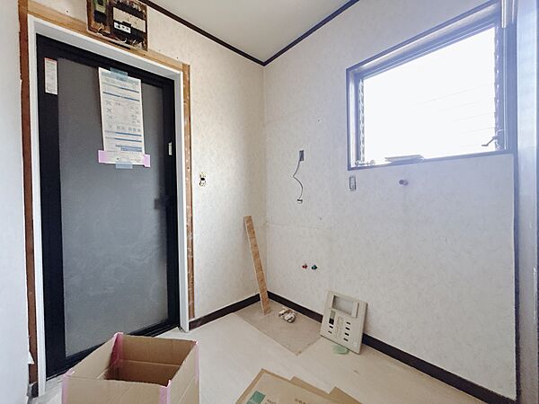 【リフォーム中　洗面所】窓付き洗面所で湿気がこもらず、毎日清潔な空間を保ちます♪