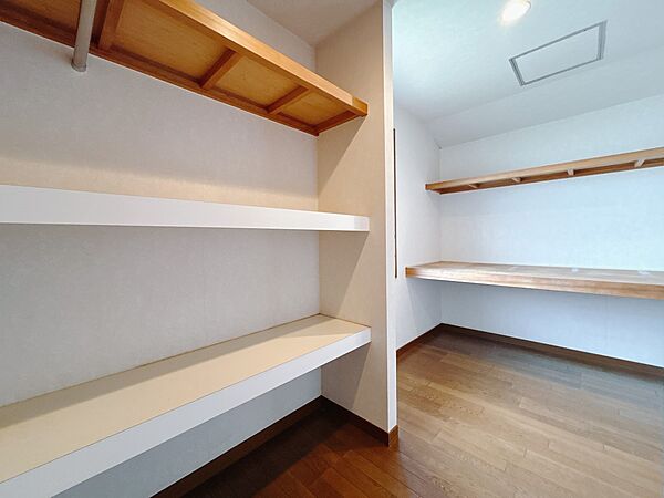 【収納】ウォークインクローゼットには収納にありがたい棚付き♪