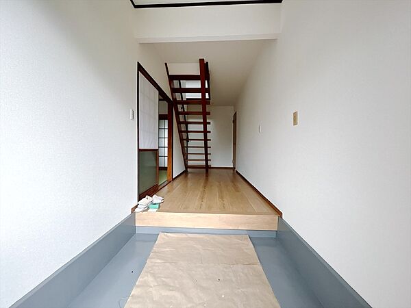 【玄関】自然光が入る明るい玄関 ※リフォーム中写真
