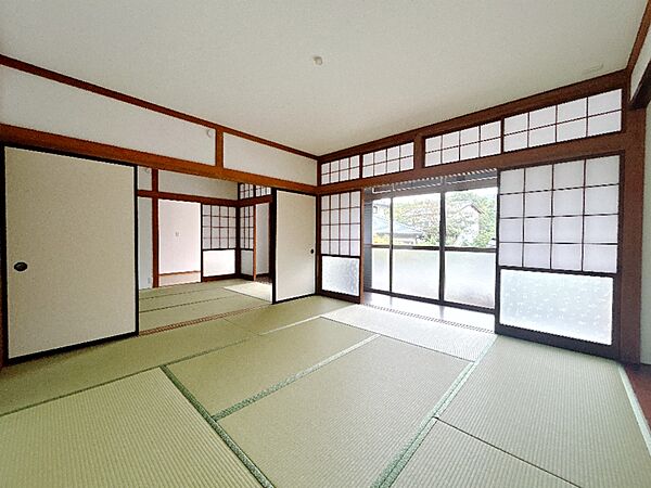 *. 1階和室 .*　優しい光の入るお部屋です。