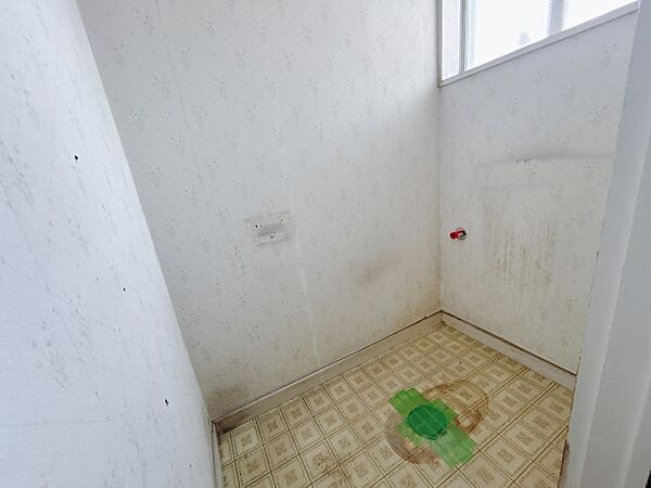 【トイレ】新しい便器を設置して、壁紙と床を張替えます。※リフォーム中写真