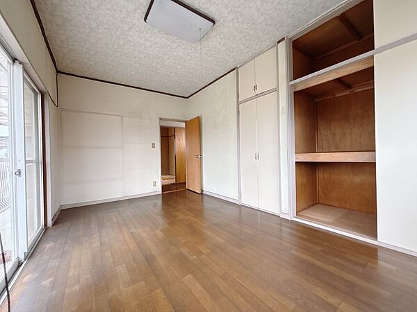 【洋室】大き目な収納があるお部屋※リフォーム前写真