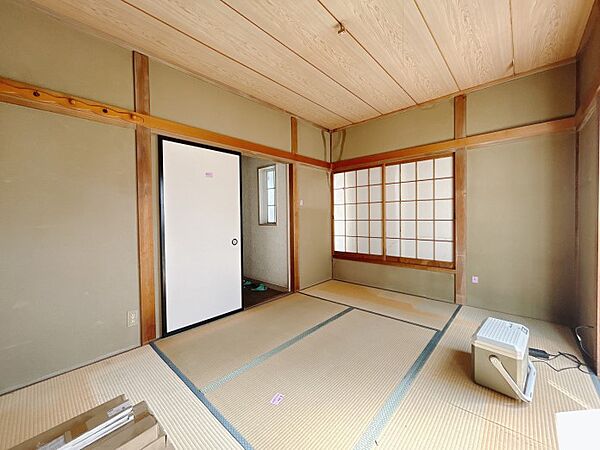 【和室】障子から明るい光が差し込み、落ち着ける空間です。※リフォーム中写真